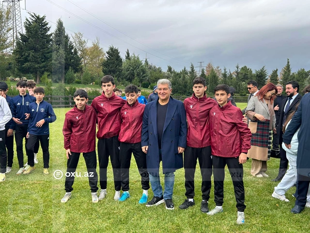 "Barselona"nın prezidenti Xuan Laporta Azərbaycanın yeniyetmə futbolçuları ilə görüşüb