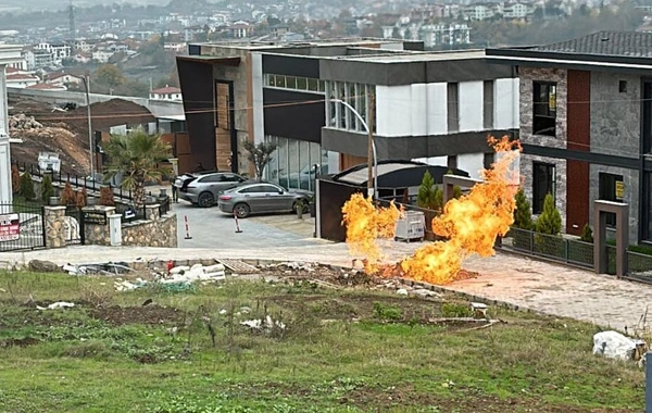 Elektrik direği dikme çalışması yapan ekipler doğal gaz borusunu patlattı: Alevler korku saçtı