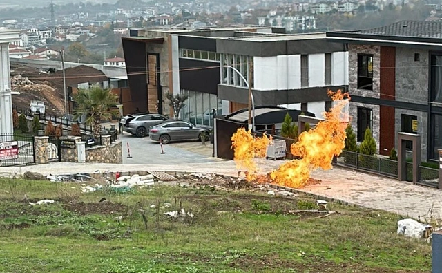 Elektrik direği dikme çalışması yapan ekipler doğal gaz borusunu patlattı: Alevler korku saçtı