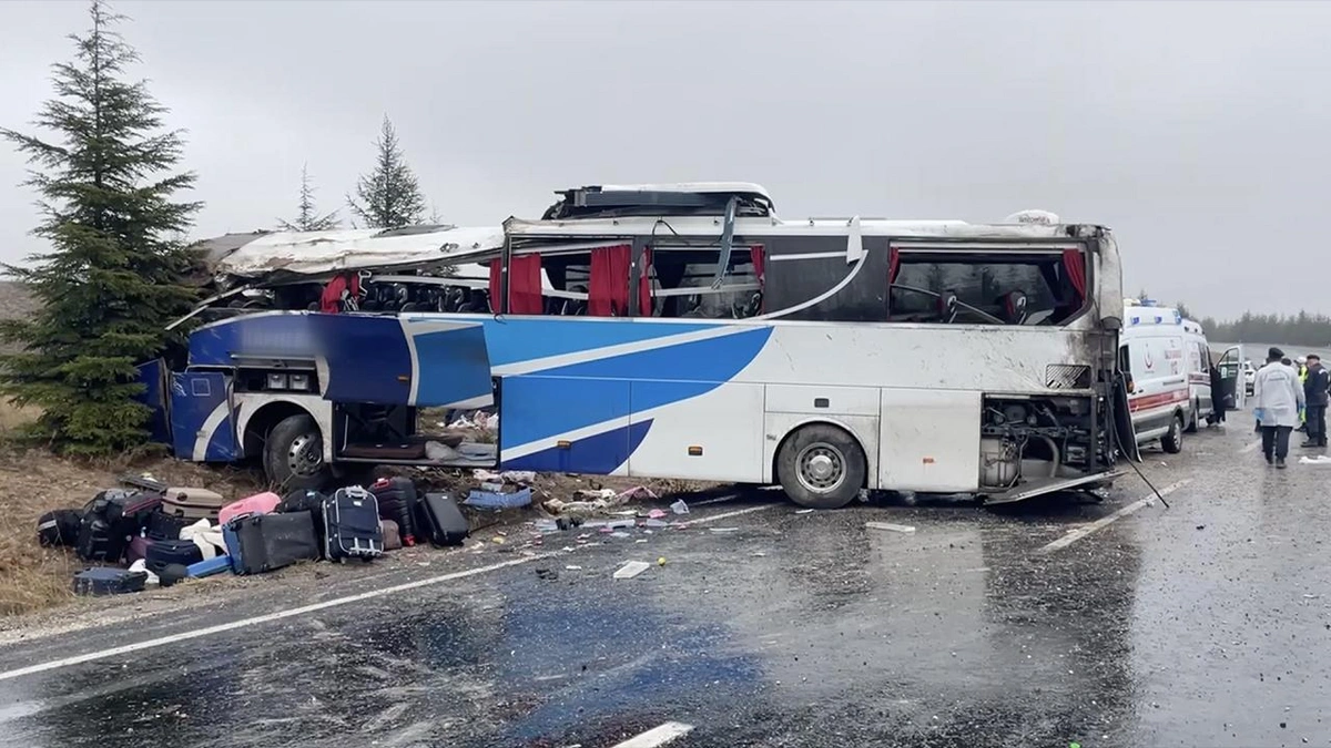 Eskişehir'de yolcu otobüsü devrildi: 1 ölü, 30 yaralı