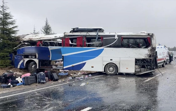 Eskişehir'de yolcu otobüsü devrildi: 1 ölü, 30 yaralı