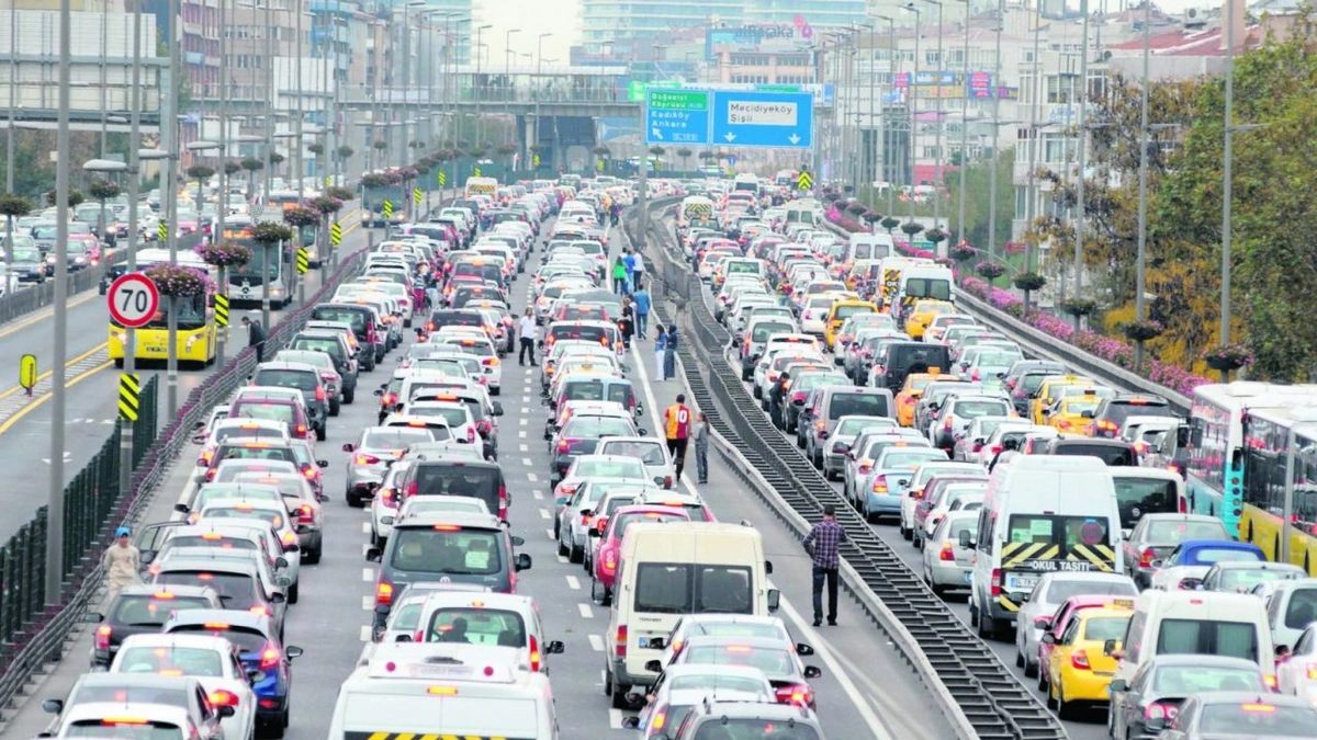 İstanbul'da okulların açılmasıyla trafik yoğunluğu arttı