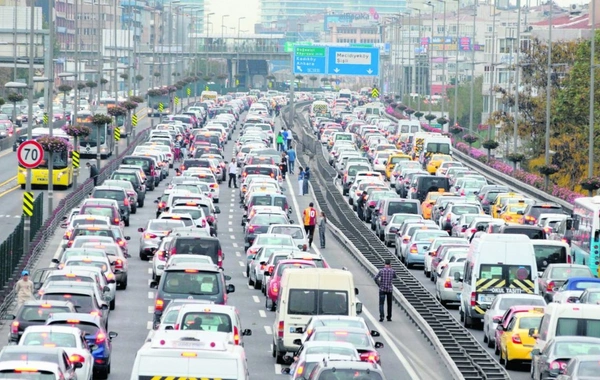 İstanbul'da okulların açılmasıyla trafik yoğunluğu arttı