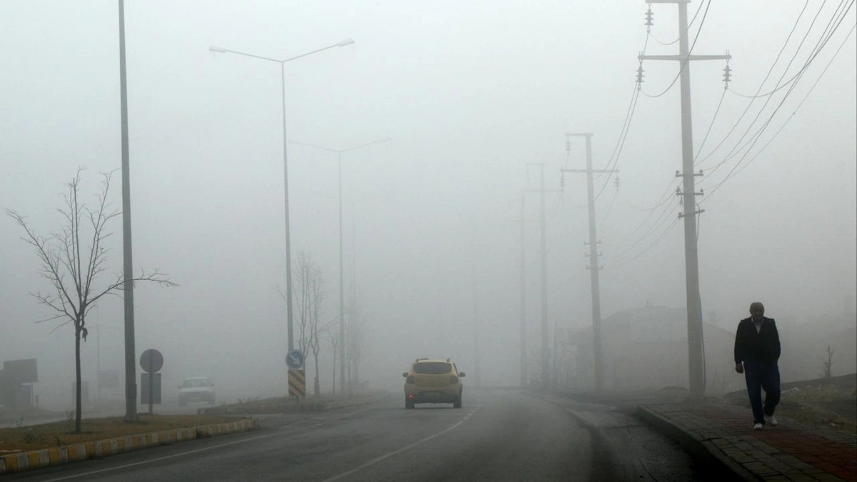 Erzincan'da sis: Görüş mesafesi 30 metreye kadar düştü