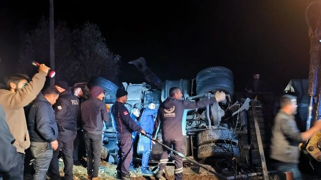 Malatya'da kazaya müdahale eden polisler TIR'ın altında kaldı: 1 şehit, 1 yaralı