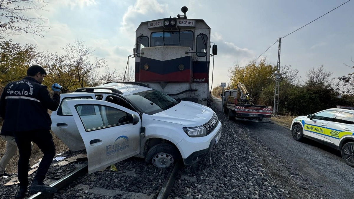 Malatya'da yük treni otomobile çarptı: 2 yaralı