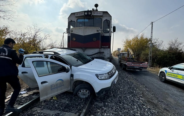 Malatya'da yük treni otomobile çarptı: 2 yaralı