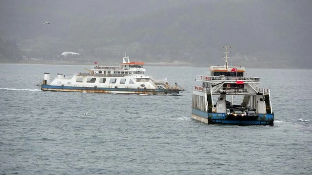 Çanakkale Boğazı'nda lodos hayatı felç etti