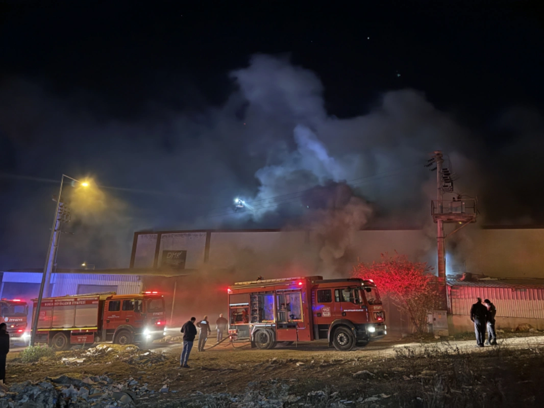 Bursa'da korkunç yangın: Mobilya imalathanesi alevlere teslim oldu