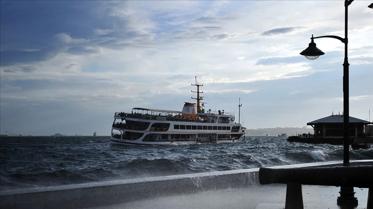 İstanbul'da 2 gemi lodosun etkisiyle birbirine sürttü