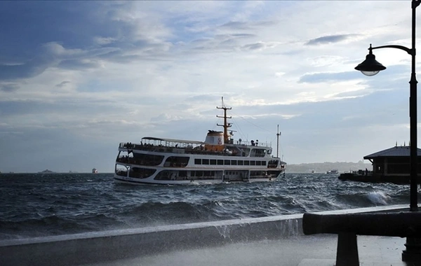 İstanbul'da 2 gemi lodosun etkisiyle birbirine sürttü