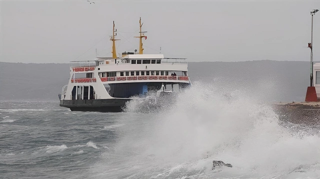 Çanakkale'de ulaşım krizi: Feribot seferleri fırtına nedeniyle askıya alındı