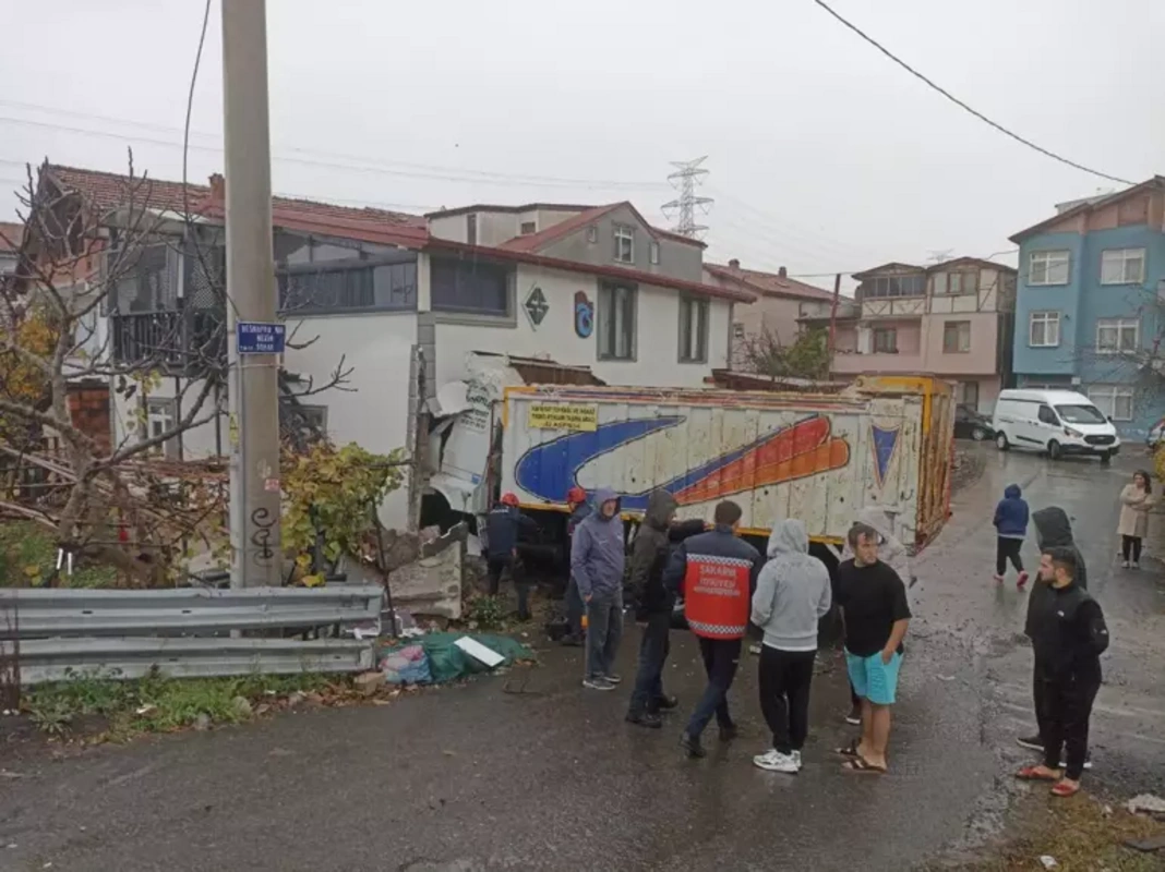 Sakarya'da feci kaza: Kontrolden çıkan kamyon eve daldı