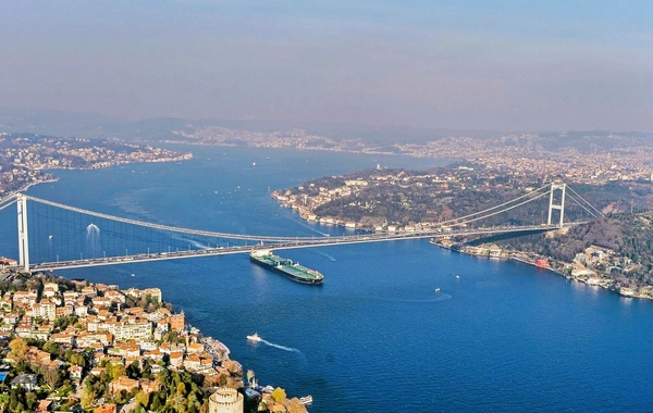 İstanbul Boğazı'nda gemi trafiği askıya alındı: Bakanlık duyurdu