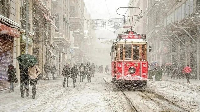 İstanbul'a fırtına ve yağış uyarısı: Hafta sonu planlarınızı gözden geçirin!