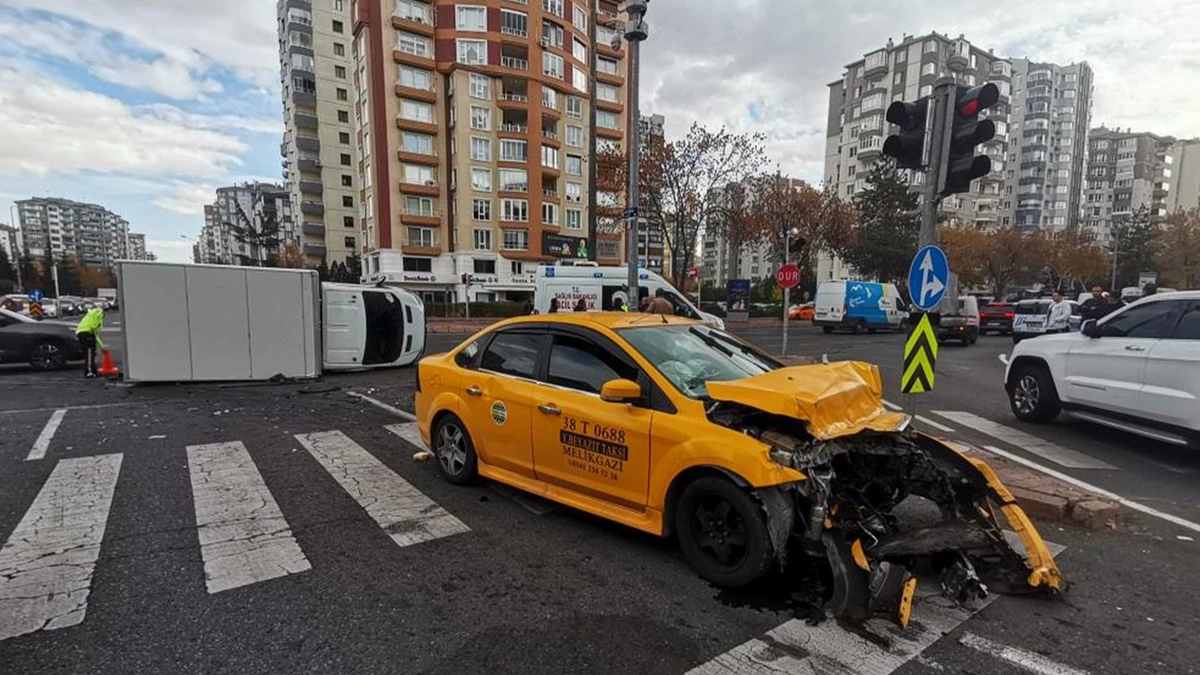 Ticari taksi ile çarpışan kamyonet devrildi: 6 yaralı