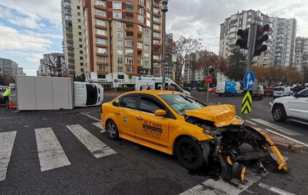 Ticari taksi ile çarpışan kamyonet devrildi: 6 yaralı