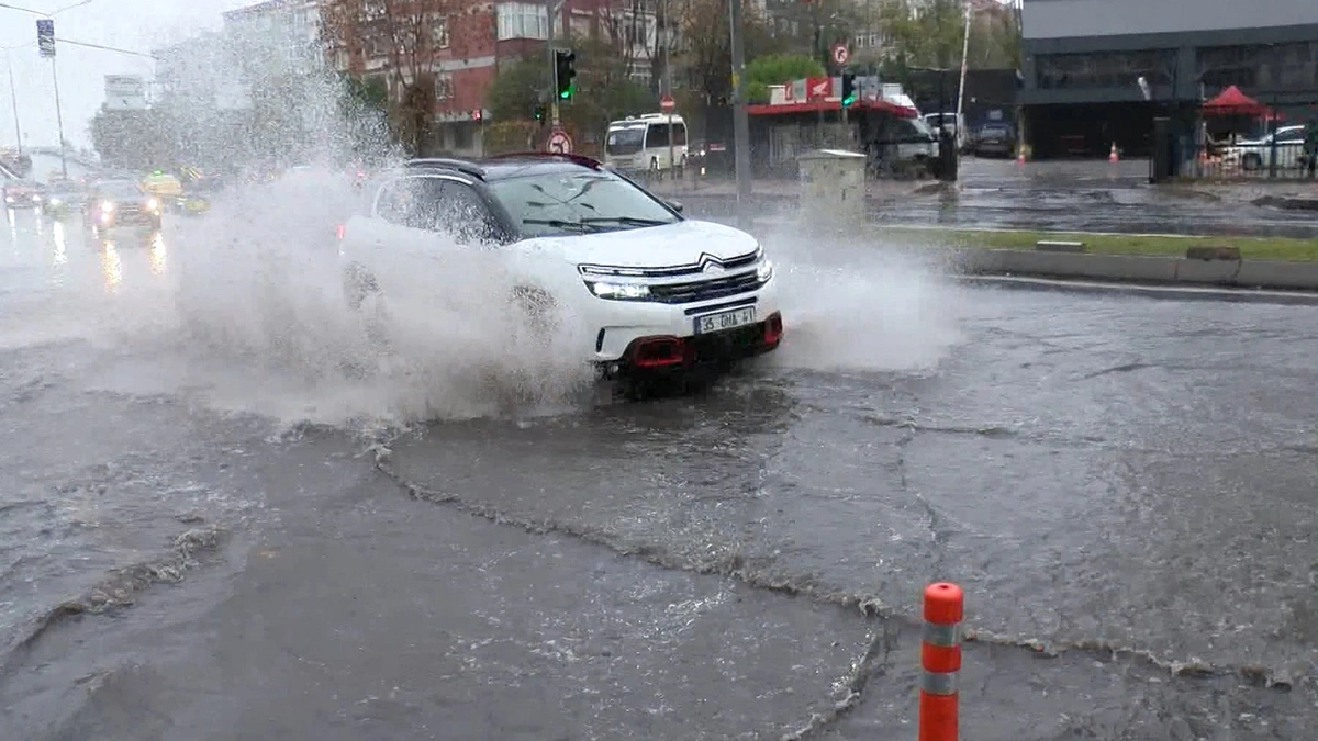 Bakırköy'de şiddetli yağmur sonrası yollar göle döndü