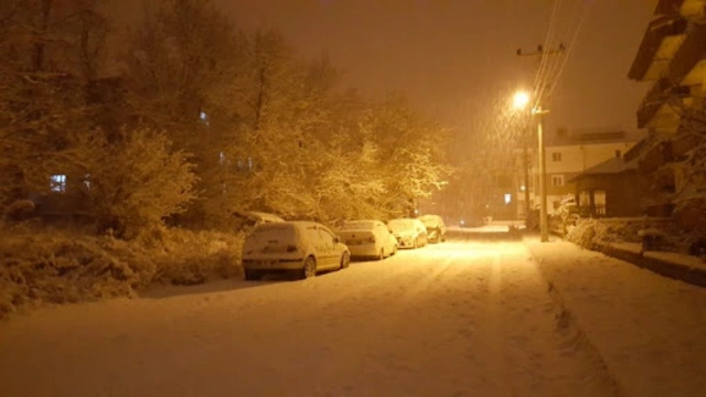 Isparta'da kar yağışını izleyen öğrenci pencereden düştü