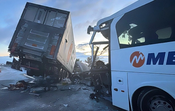 Türkiyədə avtobus minik avtomobili və yük maşını ilə toqquşdu - Onlarla yaralı var