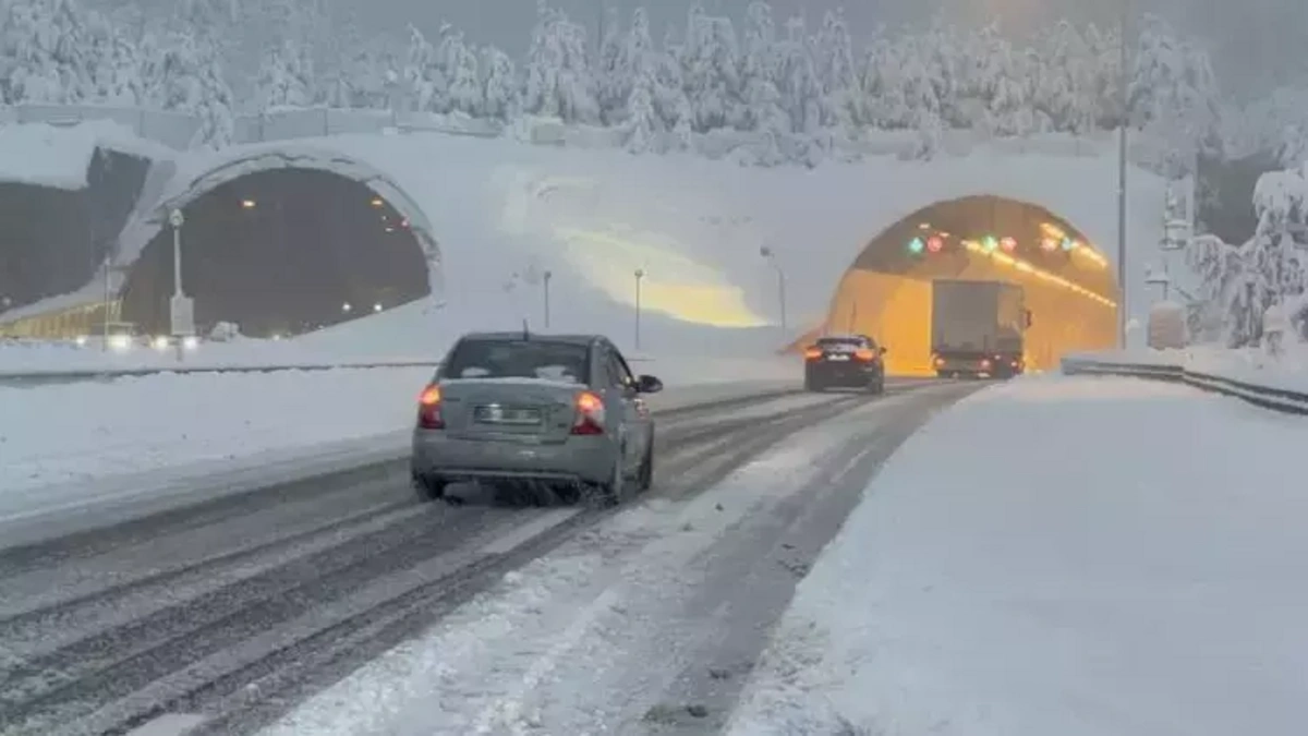 Bolu Dağı'nda kuvvetli kar yağışı: Yeniden trafiğe açıldı