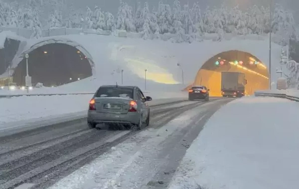 Bolu Dağı'nda kuvvetli kar yağışı: Yeniden trafiğe açıldı