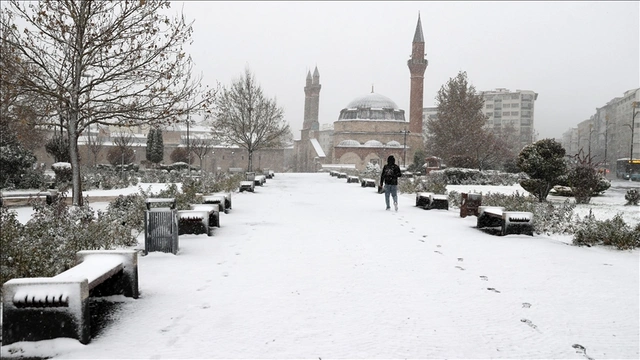 İç Anadolu'da kar manzaraları: Beyaza bürünen şehirlerden nefes kesen görüntüler