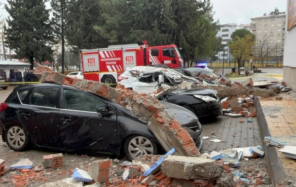 Kahramanmaraş'ta fırtına felaketi: Veli toplantısında duvar devrildi, 3 yaralı