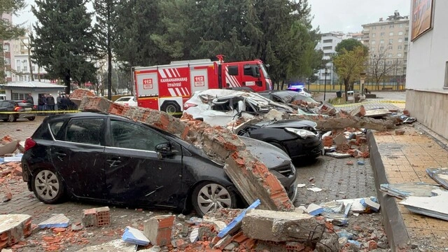 Kahramanmaraş'ta fırtına felaketi: Veli toplantısında duvar devrildi, 3 yaralı