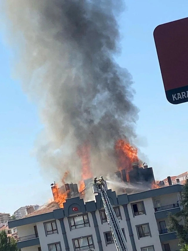 Ankara'da korkutan yangın: Boya atölyesinin çatısı alev alev yandı