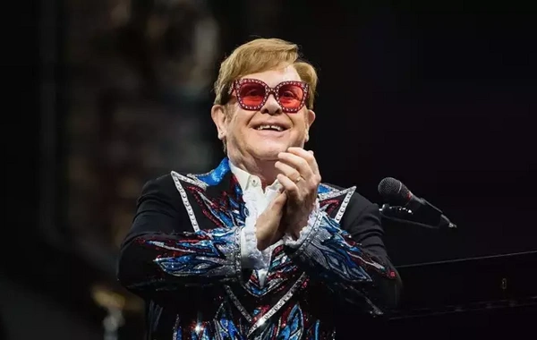 Elton John: "Şarkı sözlerini bile okuyamıyorum"