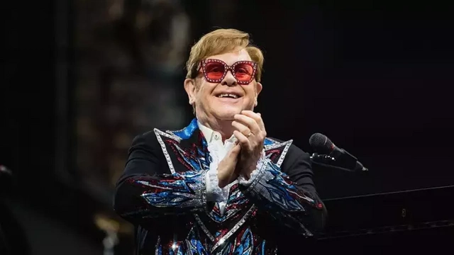 Elton John: "Şarkı sözlerini bile okuyamıyorum"