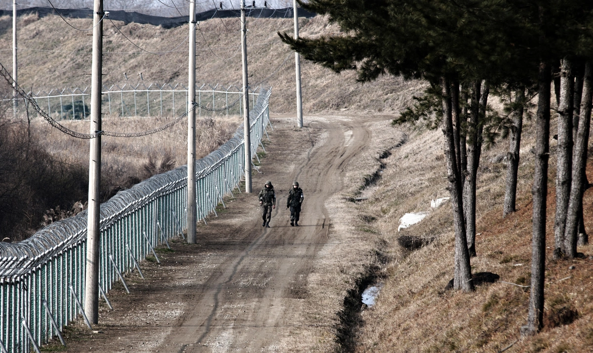 КНДР демонтирует линии электропередачи на границе с Южной Кореей