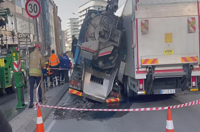 Güngören'de yol çöktü, 2 kamyon mahsur kaldı