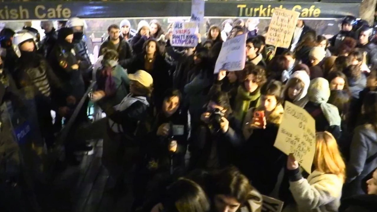 Polise saldırı: Taksim'deki izinsiz gösteride 169 gözaltı