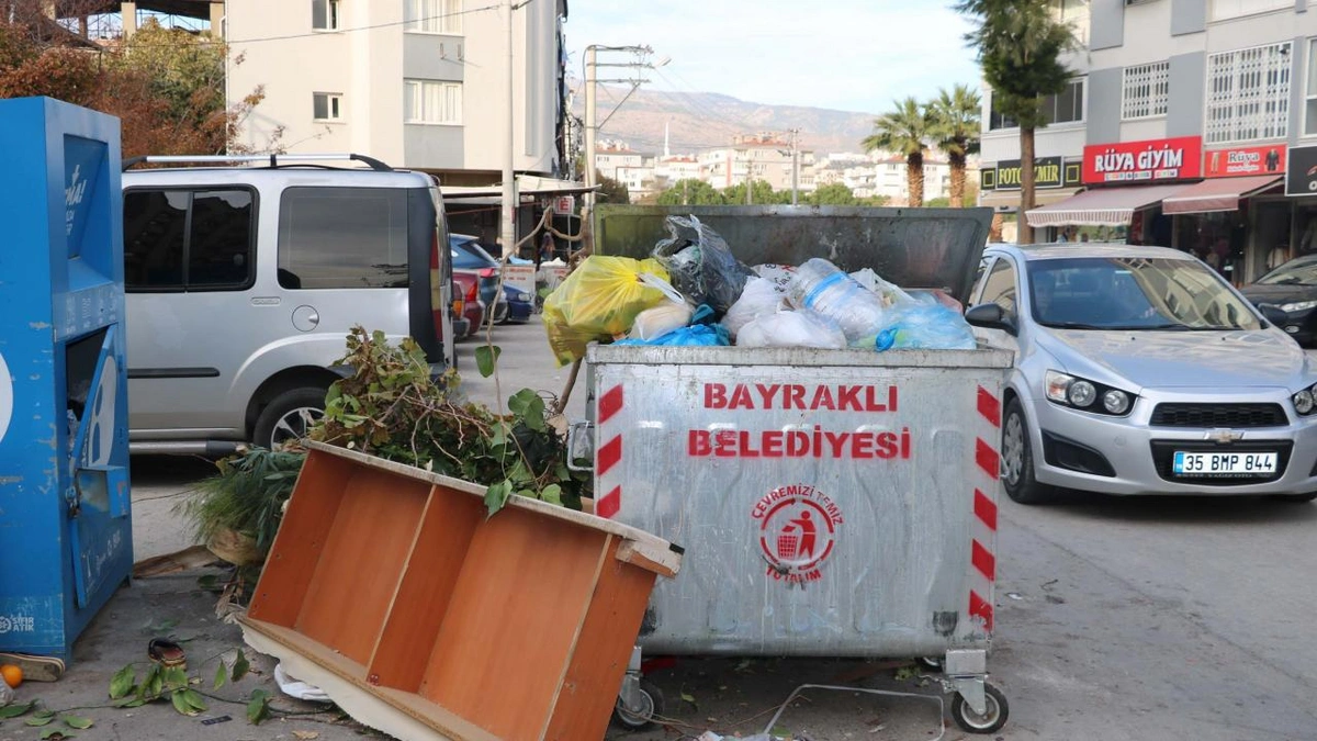 İzmir Bayraklı'da çöp krizi: Sokaklar çöplüğe döndü