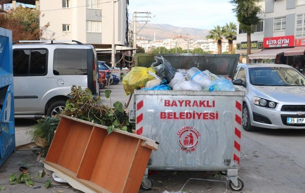 İzmir Bayraklı'da çöp krizi: Sokaklar çöplüğe döndü