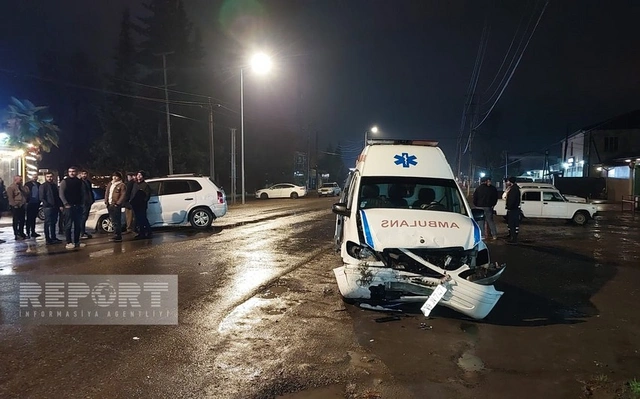 Lənkəranda təcili yardım avtomobili qəzaya düşüb: Yaralılar var