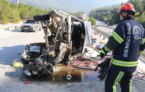 Denizli'de feci kaza: Otomobil hurdaya döndü