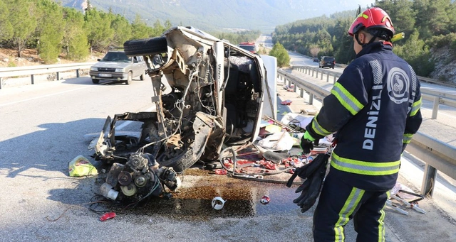 Denizli'de feci kaza: Hurda yüklü otomobil hurdaya döndü