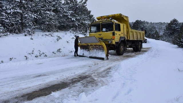 Karabük'te kar nedeniyle kapanan köy yolları ulaşıma açıldı