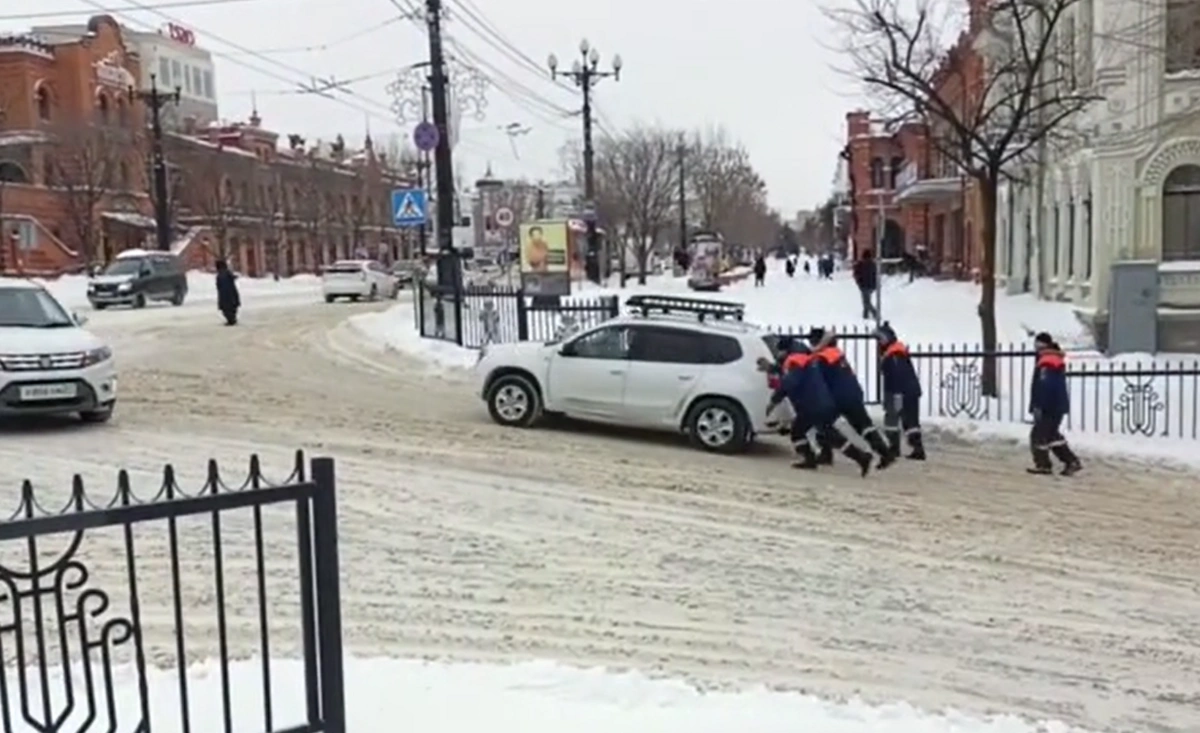 В российском городе машины массово увязают в снегу