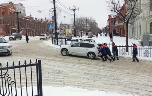 В российском городе машины массово увязают в снегу