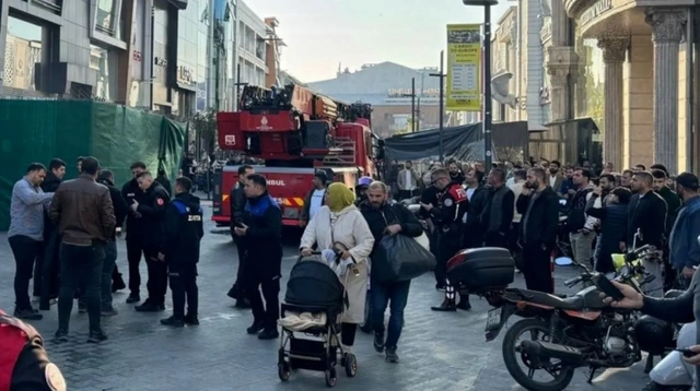 İstanbul Güngören'de 4 katlı binada çökme: 2 işçi göçük altında kaldı