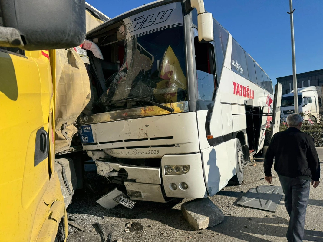 Avtobusun TIR-la toqquşması nəticəsində sərnişin xəsarət alıb