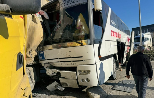 Avtobusun TIR-la toqquşması nəticəsində sərnişin xəsarət alıb