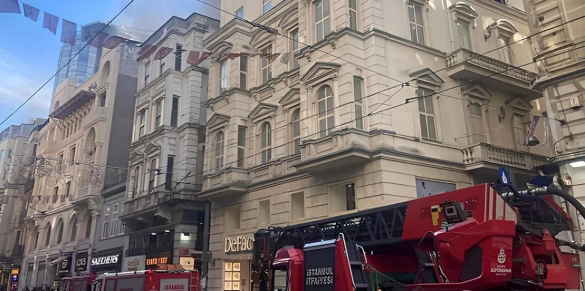 İstiklal Caddesi'nde otel çatısında yangın çıktı