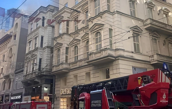 İstiklal Caddesi'nde otel çatısında yangın çıktı