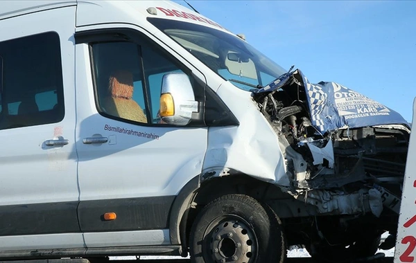 Kars'ta öğretmenleri taşıyan minibüs kazaya karıştı: 12 öğretmen yaralandı