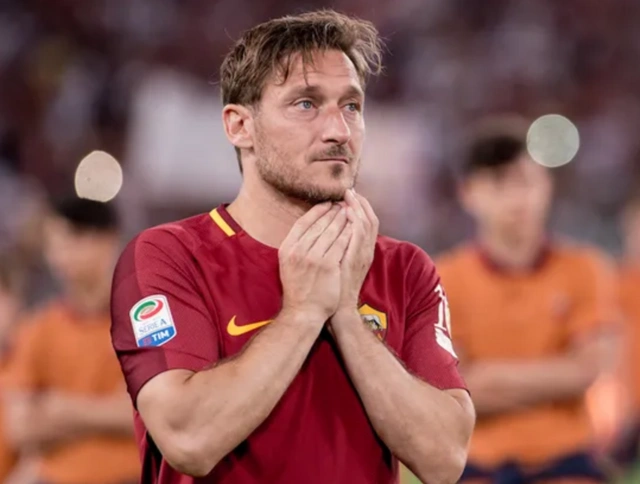 "Roma"nın əfsanəsi Françesko Totti borclarına görə futbola qayıda bilər